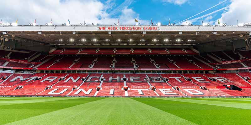 Sân nhà Old Trafford với sức chứa 75.000 chỗ ngồi